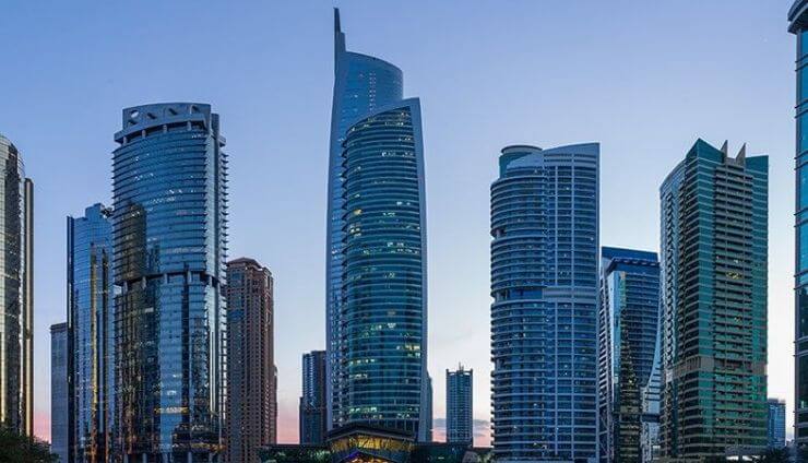 What attracts businesses to Dubai?